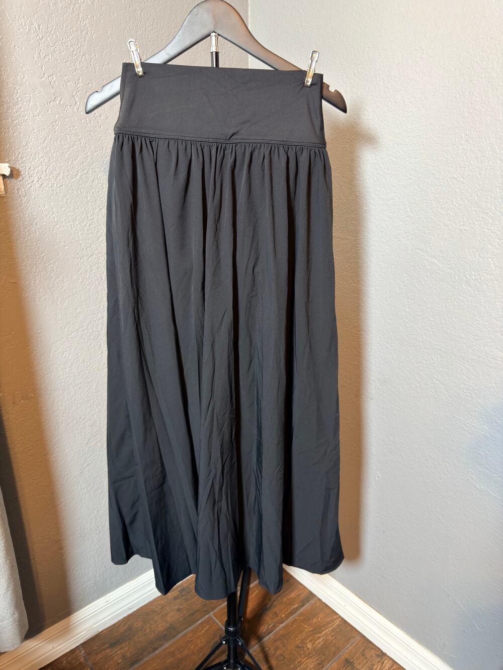 NWT Halara Black High Waist Flowy Midi Skirt Size Small